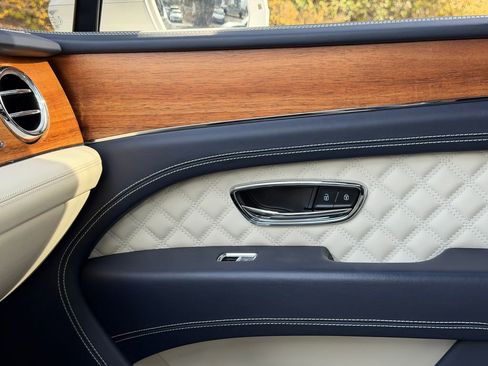 Used 2023 Bentley Bentayga image 29