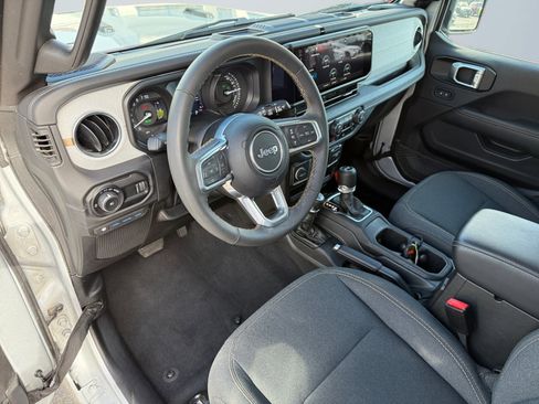 Used 2024 Jeep Wrangler Sahara image 15