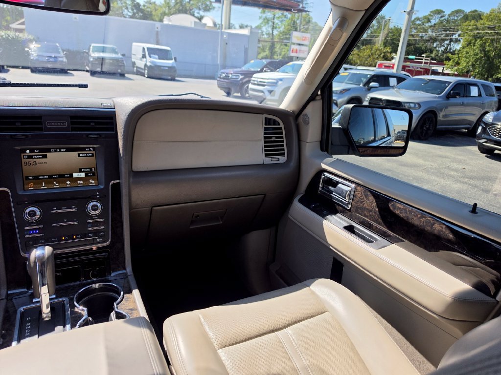 Used 2017 Lincoln Navigator Select RWD image 17