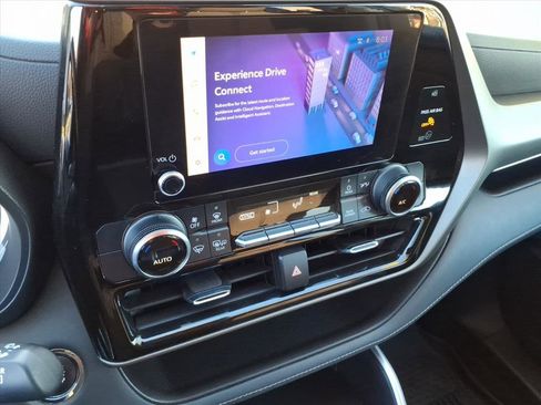 Used 2023 Toyota Highlander LE image 32