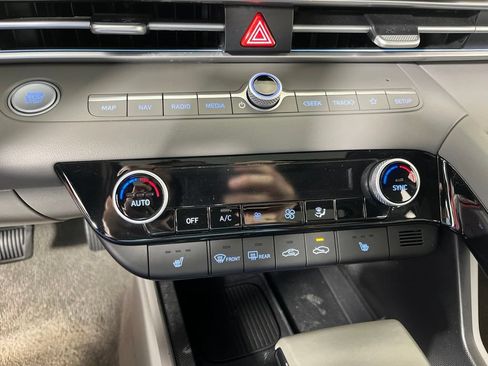 Used 2025 Hyundai Elantra SEL FWD image 32