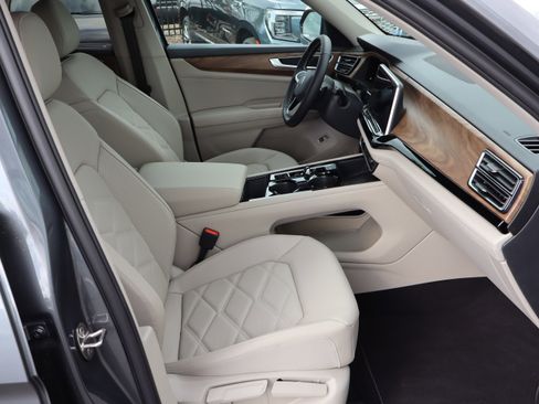 Used 2024 Volkswagen Atlas SE image 41