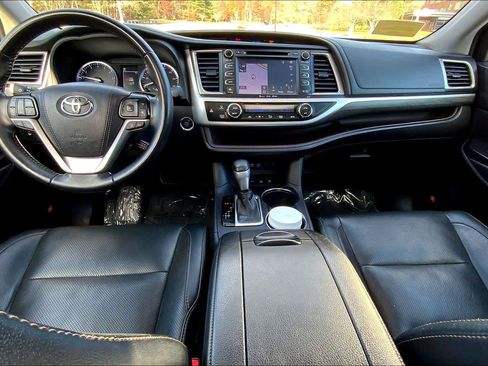 Used 2019 Toyota Highlander Limited image 14