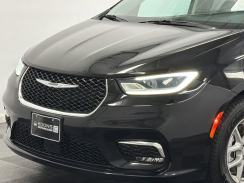 Used 2024 Chrysler Pacifica Touring-L FWD image 2