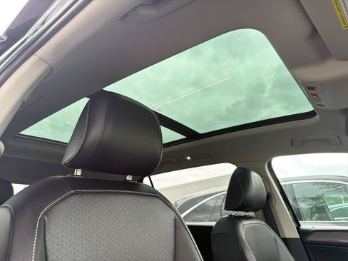 Used 2022 Volkswagen Tiguan SE w/ Panoramic Sunroof Package FWD image 10