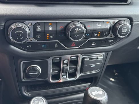 Used 2024 Jeep Wrangler Unlimited Sahara w/ Technology Group AWD/4WD image 27