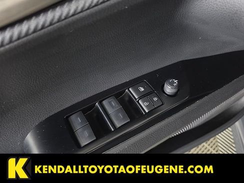 Used 2025 Toyota Camry SE AWD/4WD image 21