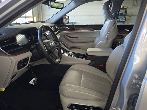 Used 2022 Jeep Grand Cherokee Overland w/ Advanced Protech Group III AWD/4WD image 7