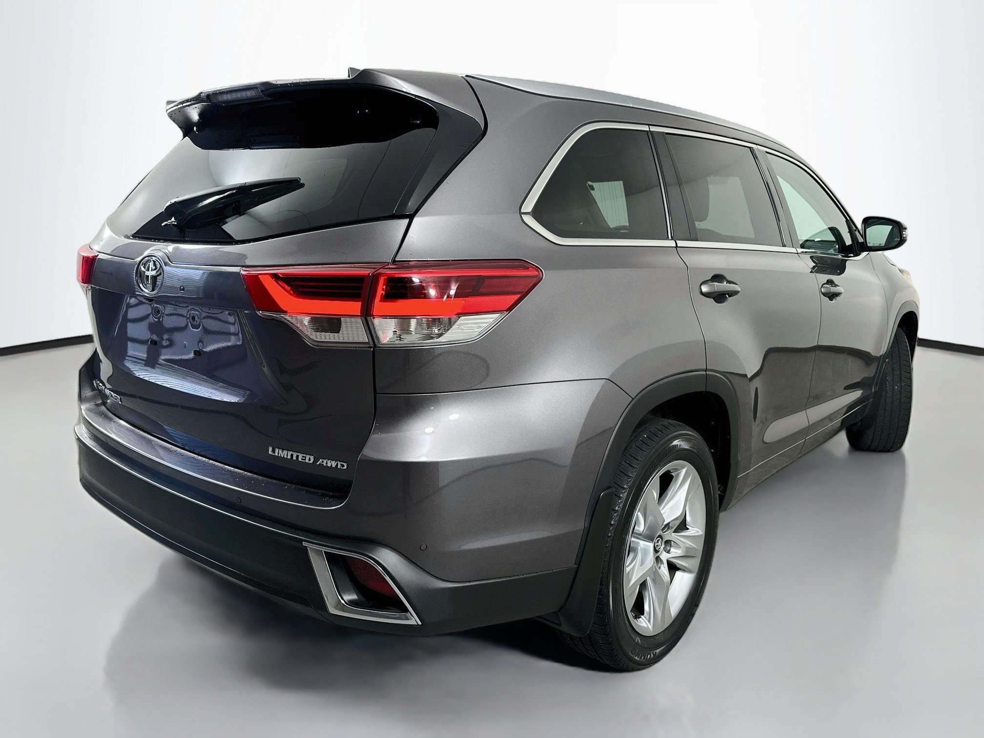 Used 2019 Toyota Highlander Limited w/ Carpet Mat Package (TMS) AWD/4WD image 7