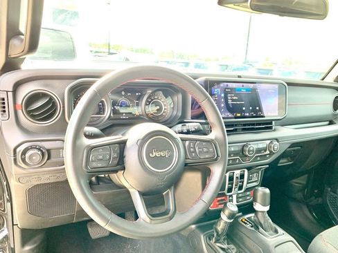 Used 2025 Jeep Wrangler Unlimited Rubicon AWD/4WD image 11