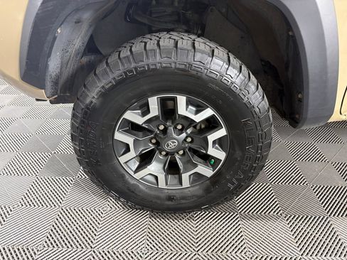 Used 2018 Toyota Tacoma TRD Off-Road w/ Technology Package AWD/4WD image 11