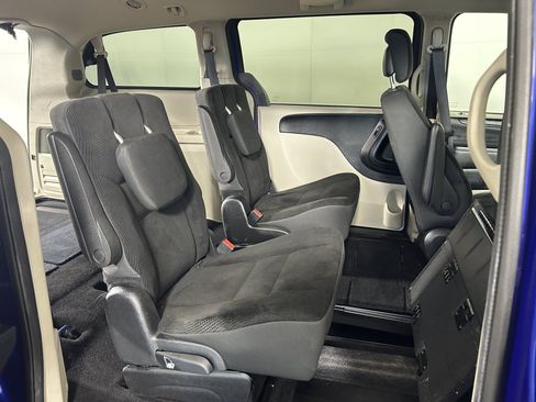 Used 2019 Dodge Grand Caravan SE w/ UConnect Hands-Free Group FWD image 25