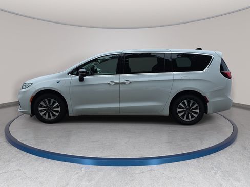 Used 2024 Chrysler Pacifica Limited FWD image 3