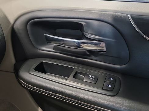 Used 2013 Chrysler Town & Country Touring-L w/ Driver Convenience Group image 18