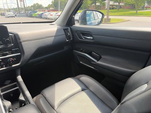Used 2025 Nissan Pathfinder SL AWD/4WD image 18
