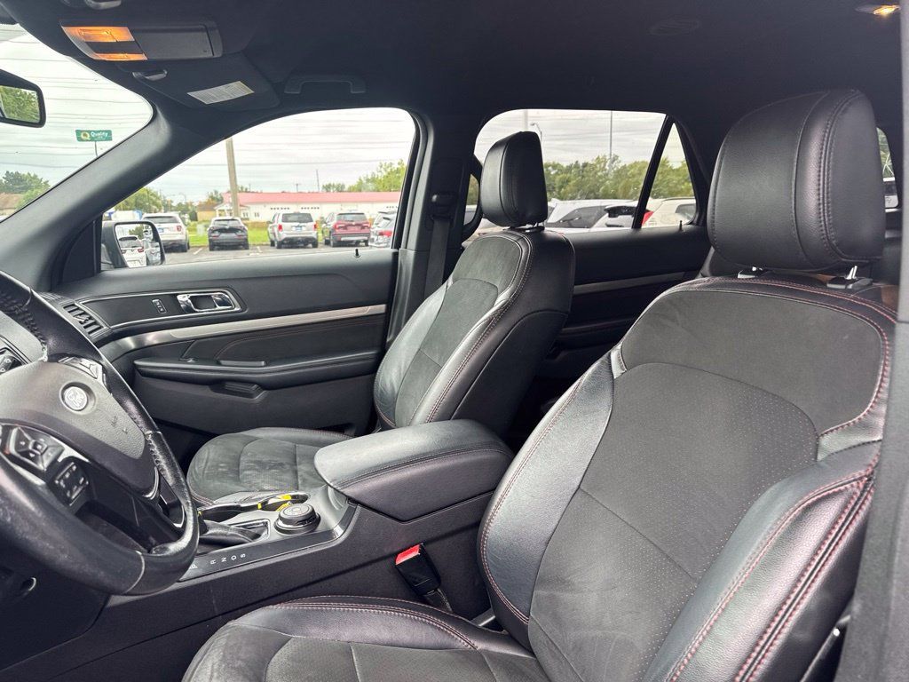 Used 2018 Ford Explorer XLT w/ Equipment Group 202A AWD/4WD image 15