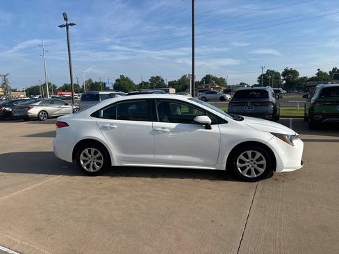 Used 2025 Toyota Corolla LE FWD image 4