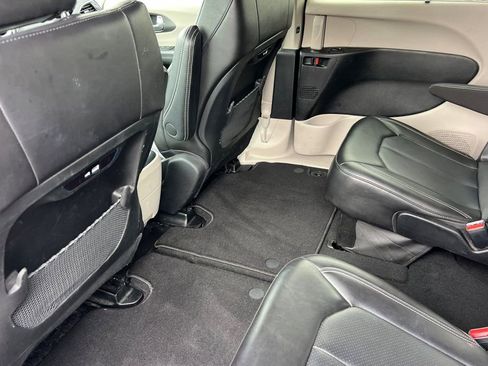 Used 2024 Chrysler Pacifica Touring-L FWD image 6