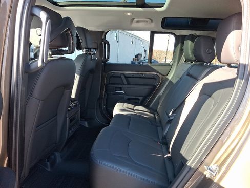 Used 2025 Land Rover Defender 110 S image 5