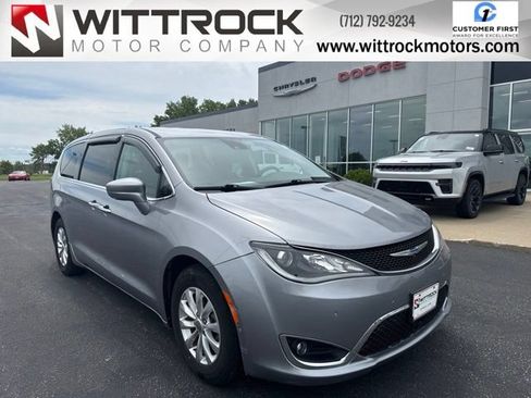 Used 2019 Chrysler Pacifica Touring Plus w/ Advanced Safetytec Group FWD image 1