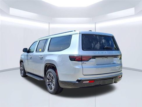 Used 2024 Jeep Wagoneer L Series II w/ Flexible Seating Group AWD/4WD image 10