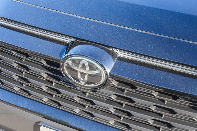 Used 2020 Toyota RAV4 XLE Premium w/ Carpet Mat Package FWD image 14