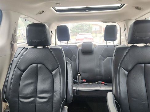 Used 2017 Chrysler Pacifica Limited w/ UConnect Theater Package FWD image 17