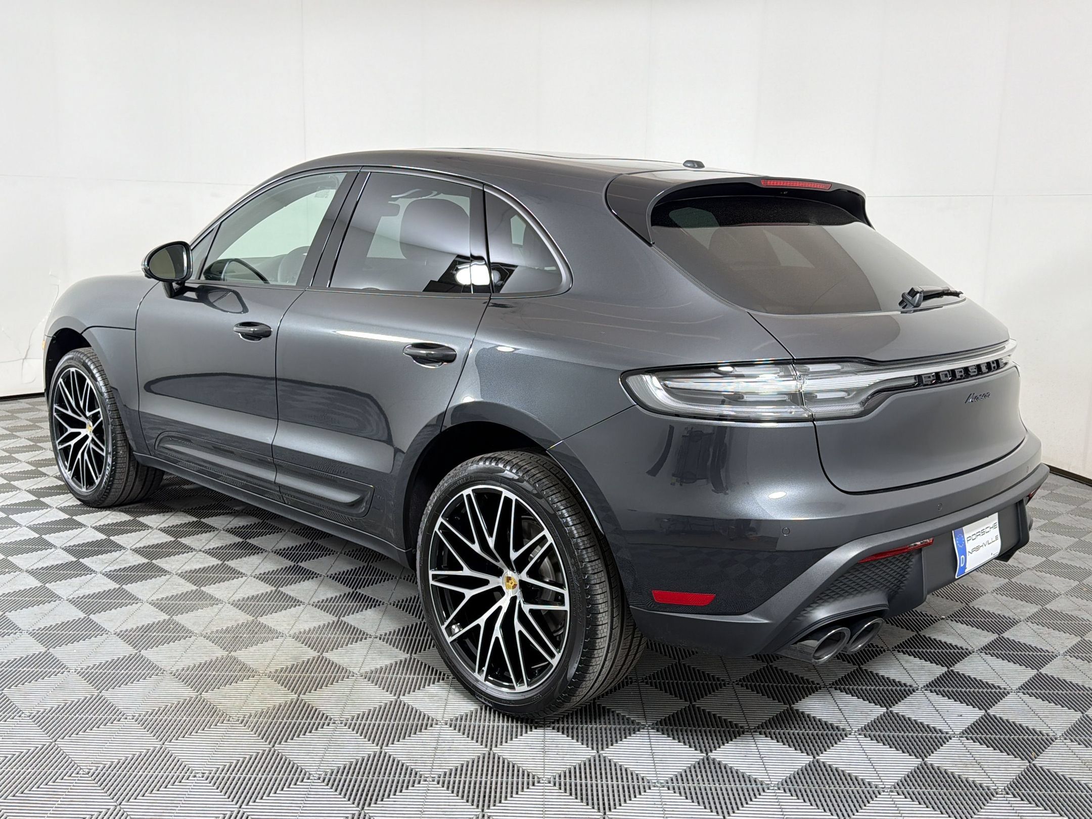 Used 2026 Porsche Macan AWD/4WD image 3