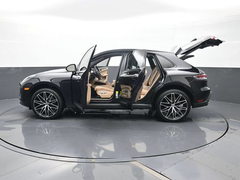 Certified 2025 Porsche Macan AWD/4WD image 30