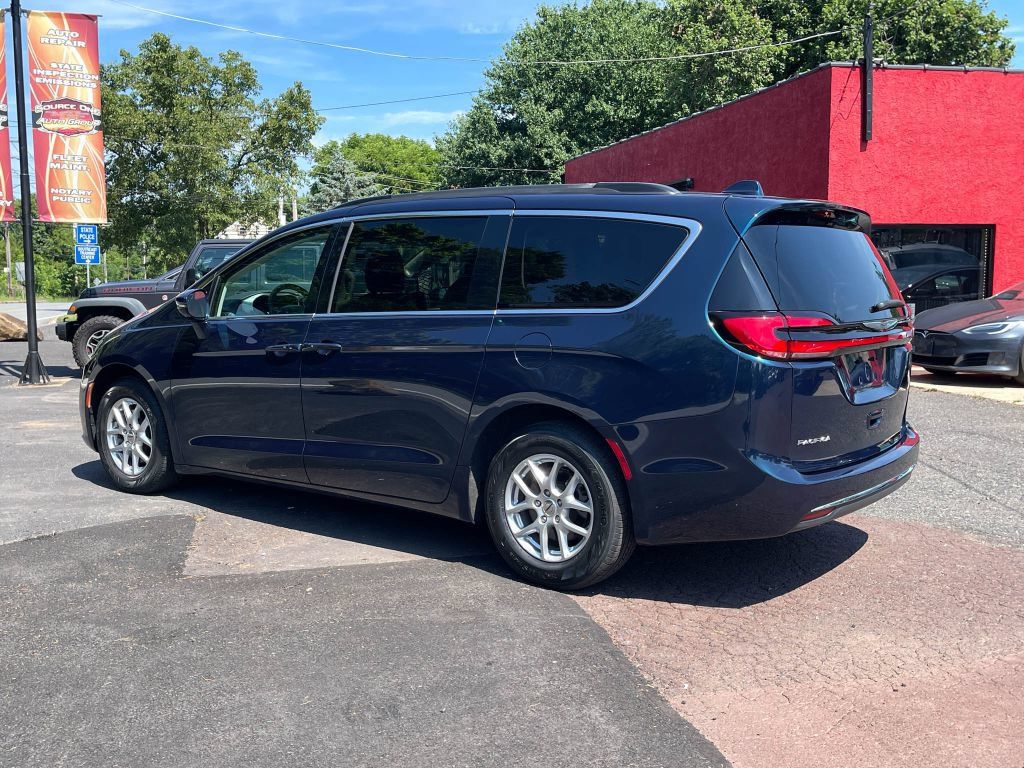 Used 2022 Chrysler Pacifica Touring-L FWD image 3
