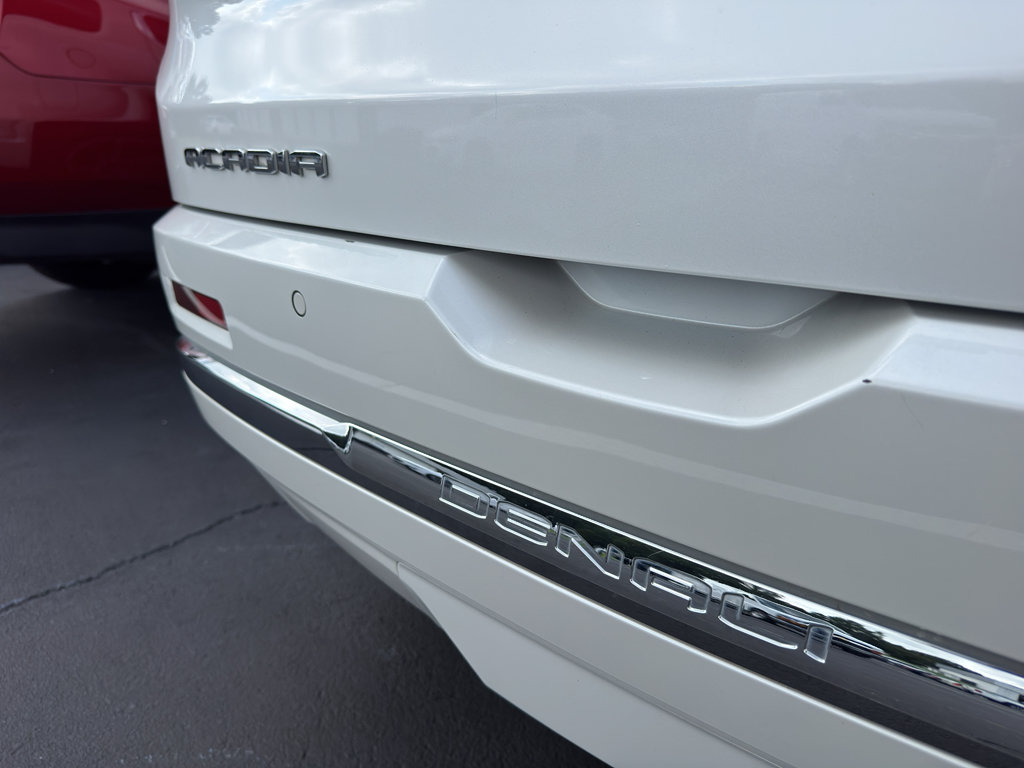 Used 2023 GMC Acadia Denali w/ Denali Technology Package FWD image 6