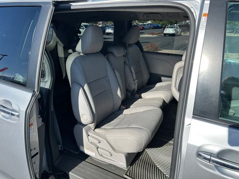 Used 2016 Toyota Sienna XLE FWD image 26