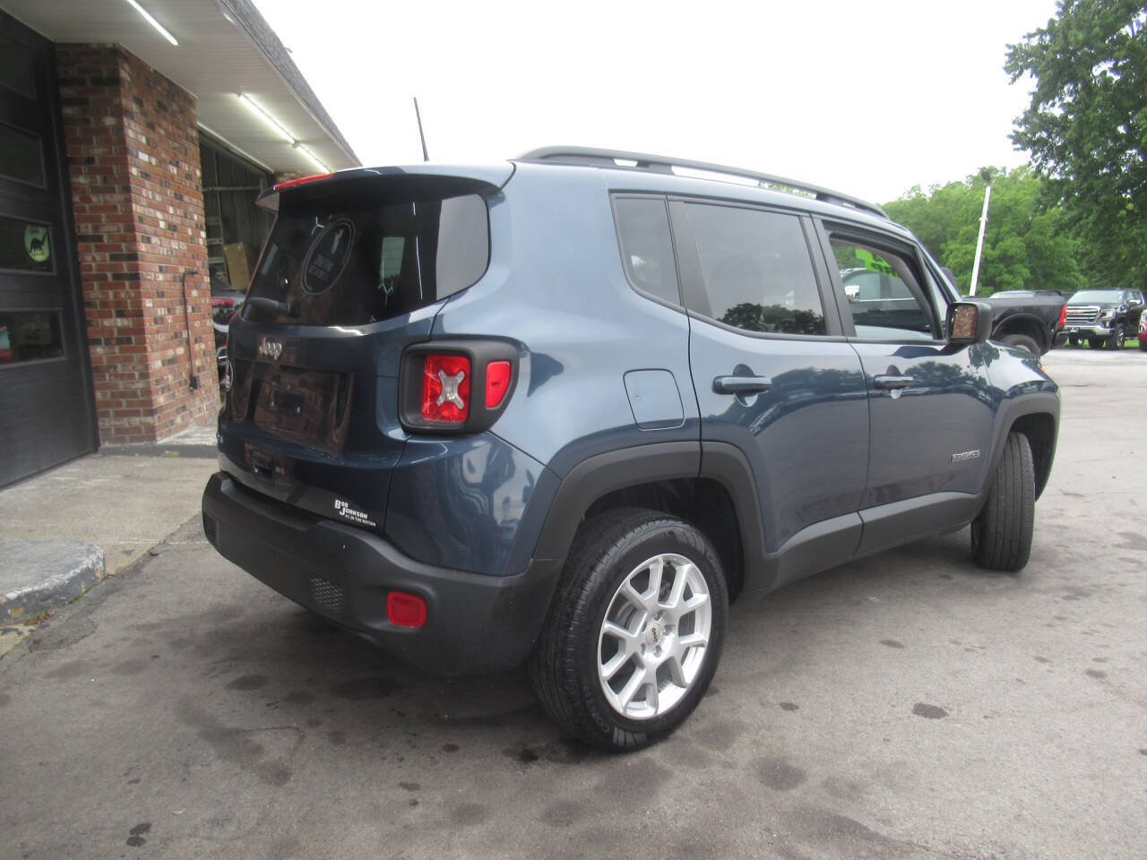 Used 2023 Jeep Renegade Latitude w/ Premium Group AWD/4WD image 7