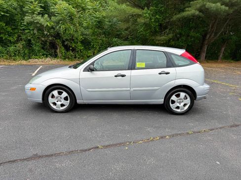 Used 2004 Ford Focus ZX5 Hatchback FWD image 18