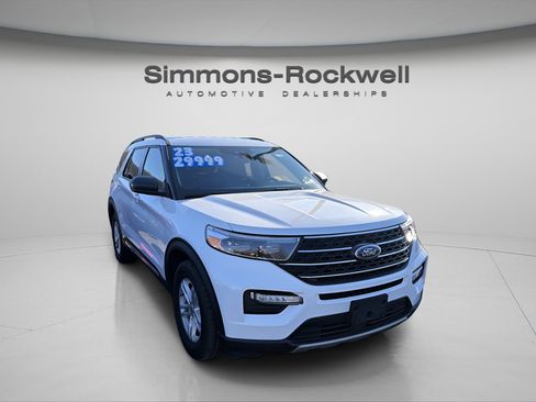 Used 2023 Ford Explorer XLT image 3