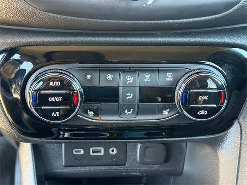 Used 2022 Buick Encore GX Essence image 25