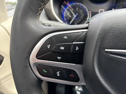 Used 2024 Chrysler Pacifica Touring-L FWD image 11