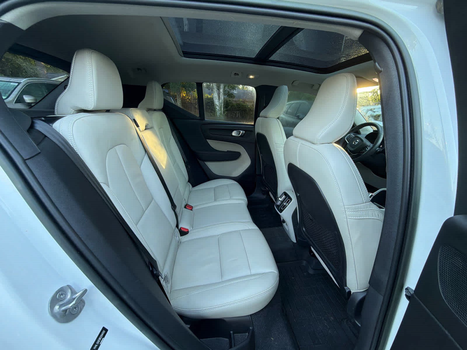 Used 2024 Volvo XC40 B5 Plus w/ Protection Package Premier AWD/4WD image 22