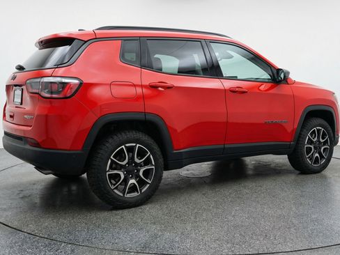 Used 2025 Jeep Compass Trailhawk image 9