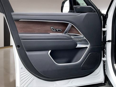 Used 2023 Land Rover Range Rover SE image 18