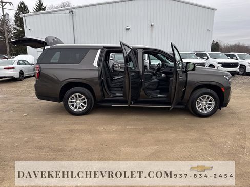 Used 2021 Chevrolet Suburban LT w/ Luxury Package image 35