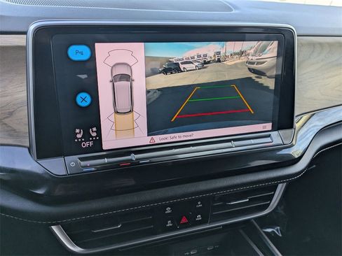 Used 2024 Volkswagen Atlas SE image 18