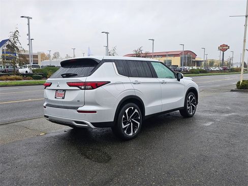 Used 2024 Mitsubishi Outlander SE image 5
