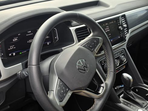 Used 2022 Volkswagen Atlas Cross Sport SE w/ Panoramic Sunroof Package FWD image 9