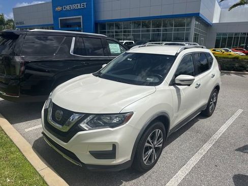 Used 2019 Nissan Rogue SV w/ Premium Package image 2