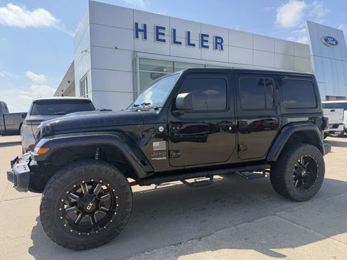 Used 2019 Jeep Wrangler Unlimited Sahara w/ Quick Order Package 24M Moab AWD/4WD image 3