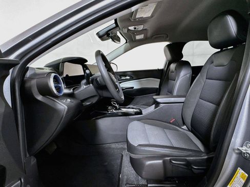 Used 2025 Chevrolet Trax LT FWD image 17