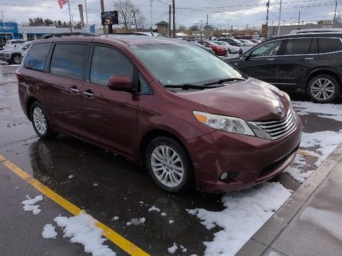 Used 2015 Toyota Sienna XLE image 3