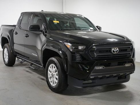 Certified 2025 Toyota Tacoma SR5 image 3