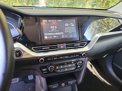 Used 2020 Kia Niro EX image 17